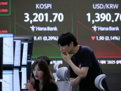 Wall Street closes a record-breaking week with a quiet finish